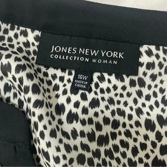 🎈JONES NEW YORK woman’s long  sleeve animal print button down top - Picture 4 of 8